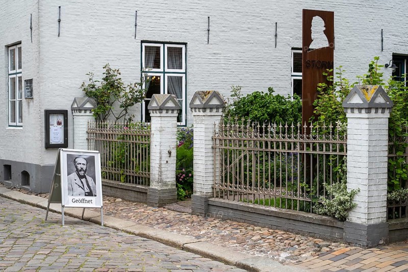 Sign and fence at the Theodro Storm House, Theodor Storm Centre, Museum, Old Town, Husum, North Frisia, Schleswig-Holstein, Germany