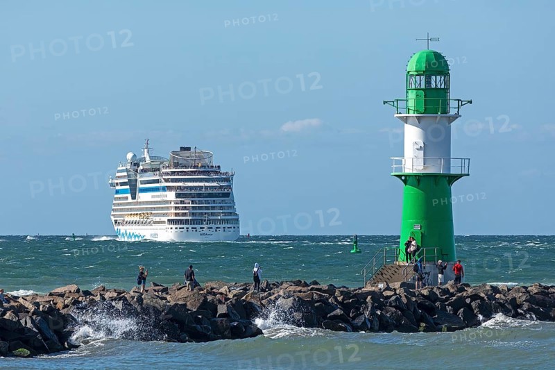 Cruise ship AIDAmar leaving, lighthouse, Warnow estuary, Baltic Sea, Warnemünde, Rostock, Mecklenburg-Western Pomerania, Germany