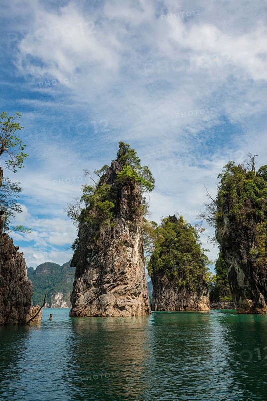 Lake with jungle and rainforest and steep mountains, Cheow Lan Lake, Khao Sok National Park, Phang Nga, Surat Thani, Thailand