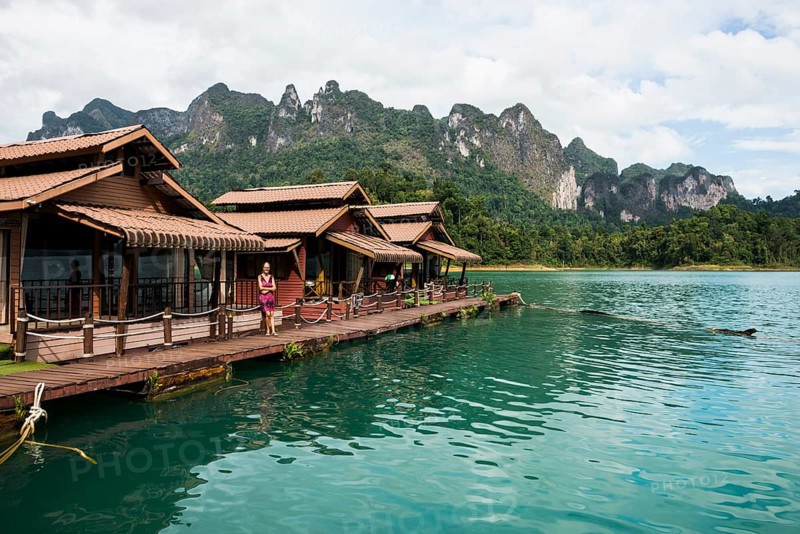Floating houses on lake with jungle and rainforest and steep mountains, Cheow Lan Lake, Khao Sok National Park, Phang Nga, Surat Thani, Thailand