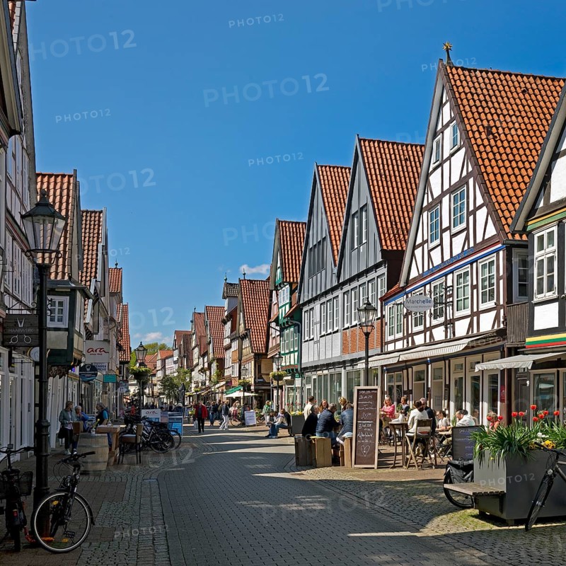 Lively pedestrian zone in the old town with many half-timbered houses, Celle, Lower Saxony, Germany