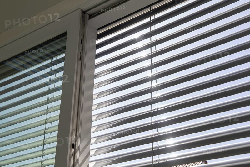 External blind on a large sliding window