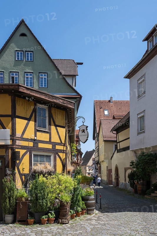Die Webergasse in der historischen Altstadt von Esslingen mit historischen Fachwerkhäusern, Esslingen am Neckar, Landkreis Esslingen, Baden-Württemberg, Deutschland
