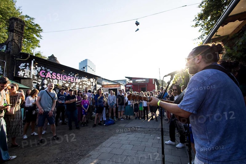 The Chrosiv choir plays and sings in front of the bathhouse on the RAW site as part of the Fête de la Musique. The music event, which originated in France, has been held as a street event on the longest day of the year on 21 June since 1982. The Fête de la Musique has also been held in Berlin since 1995 and is celebrating its 30th anniversary this year. 21.06.2025