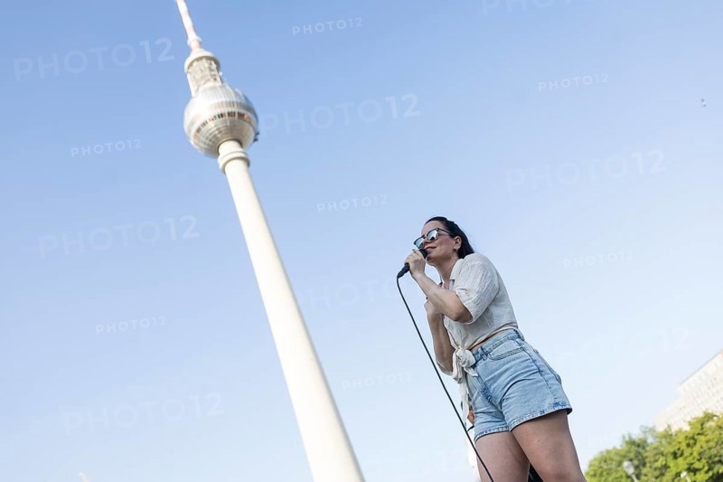 Singer Veronika Bognar on Alexanderplatz as part of the Fête de la Musique. The music event, which originated in France, has been held as a street event on the longest day of the year on 21 June since 1982. The Fête de la Musique has also been held in Berlin since 1995 and is celebrating its 30th anniversary this year. 21.06.2025
