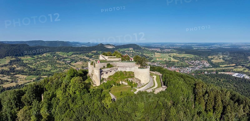 Luftbild, Panorama von der hochmittelalterlichen Burgruine, Höhenburg Hohenneuffen am Albtrauf, Neuffen, Landkreis Esslingen, Schwäbische Alb, Baden-Württemberg, Deutschland