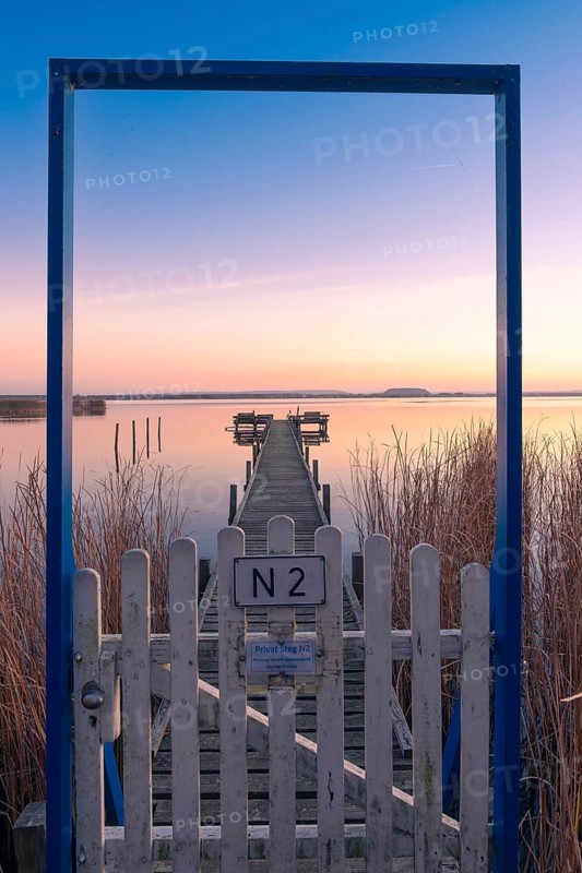 View along a footbridge through a door frame to the Steinhuder Meer in the evening light, Great White Egret (Ardea alba, Syn.: Casmerodius albus, Egretta alba), Landscape photo, Nature photo, Mardorf, Neustadt am Rübenberge, Hanover Region, Lower Saxony, Germany