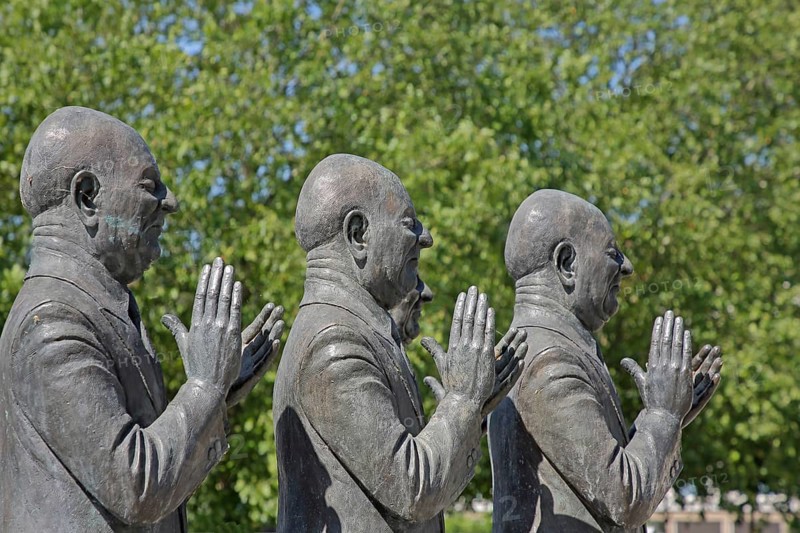 Sculpture The Claque by Guido Messer 1987, modern art, four male figures clapping hands, arms, applause, applauding, synchronised, funny, fun, Pforzheim, Northern Black Forest, Black Forest, Baden-Württemberg, Germany