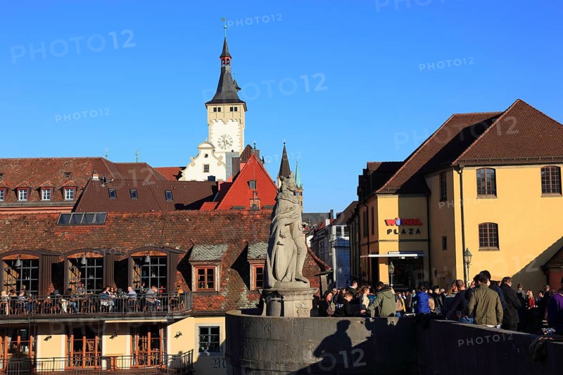 View over the Old Main Bridge to the Grafeneckart and St Kilian's Cathedral, Würzburg, Lower Franconia, Bavaria, Germany
