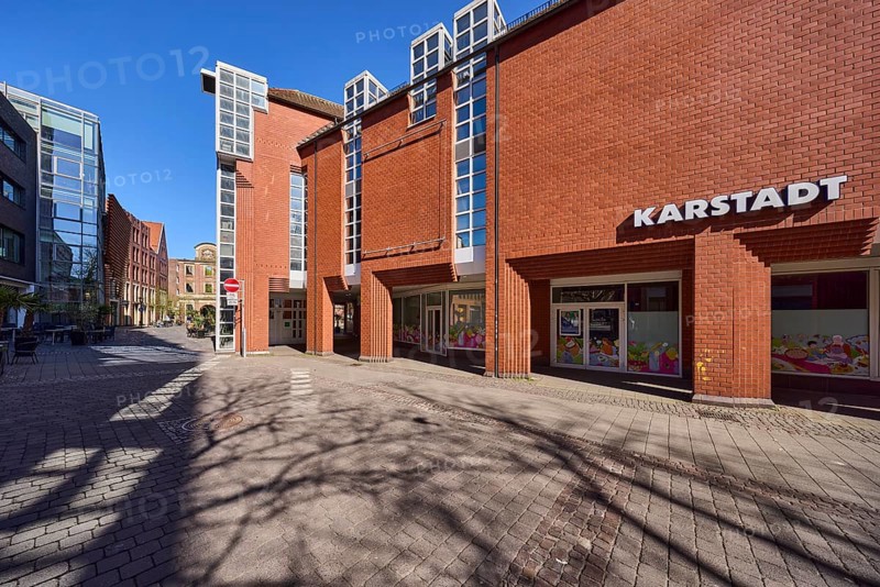 Karstadt Galeria Kaufhof, department stores', brick building, modern architecture, pedestrian zone, entrance area, blue cloudless sky, Heinrich-Brüning-Straße, Münster, Münsterland, independent city, North Rhine-Westphalia, Germany