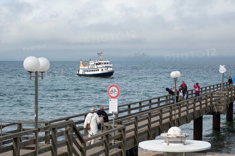 Pier, walker, excursion ship MS Adler IV, Kühlunsborn Ost, Baltic Sea, Baltic Sea resort, Kühlungsborn, Rostock district, Mecklenburg-Western Pomerania, Germany