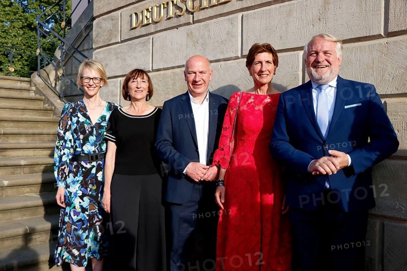 Nina Englert, Elisabeth Sobotka, Kai Wegner, Ilka Horstmeier and guest at the arrival of Charles Gounod's Roméo et Juliette after William Shakespeare at the Staatsoper für Alle on Bebelplatz in Berlin on 21 June 2025