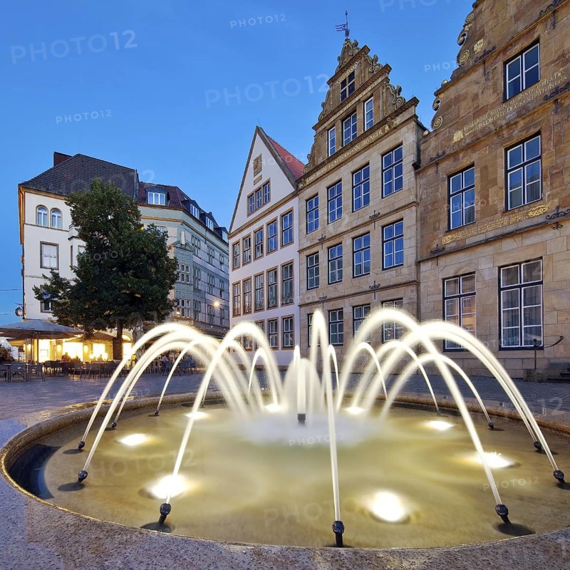 Old market with fountain and town houses in the evening, Bielefeld, East Westphalia-Lippe, North Rhine-Westphalia, Germany