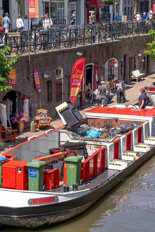 The historic centre of Utrecht, Oudegracht, around 2 km long with many old houses, the rubbish collection comes by boat, directly on the canal, many bridges, boat traffic of all kinds, canal tour, Netherlands