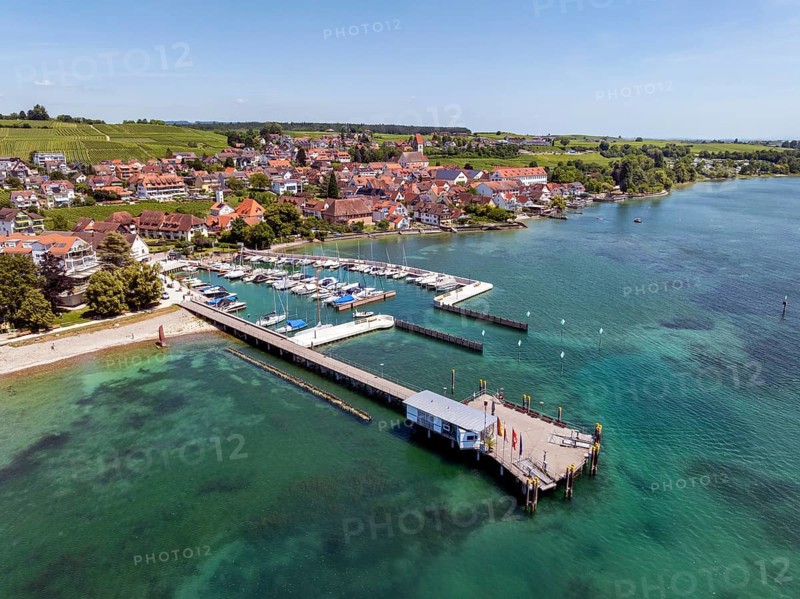 Luftbild von der Bodenseegemeinde Hagnau, Winzerdorf und beliebter Ferienort am Bodensee, mit dem am 23.Mai 2025 eingeweihten, neuen Westhafen, Yachthafen und der Schiffanlegestelle, Bodenseekreis, Baden-Württemberg, Deutschland