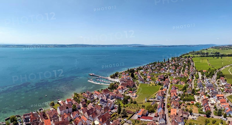 Luftbild, Panorama von der Bodenseegemeinde Hagnau, Winzerdorf und beliebter Ferienort am Bodensee, mit dem am 23.Mai 2025 eingeweihten, neuen Westhafen, Yachthafen und der Schiffanlegestelle, Bodenseekreis, Baden-Württemberg, Deutschland