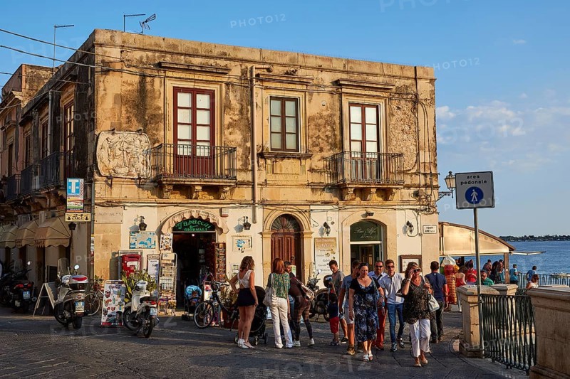 Lively streets with shops and views of the sea, surrounded by old town architecture, Ortigia Island, Isola di Ortigia, Historic old town, Syracuse, Sicily, Italy