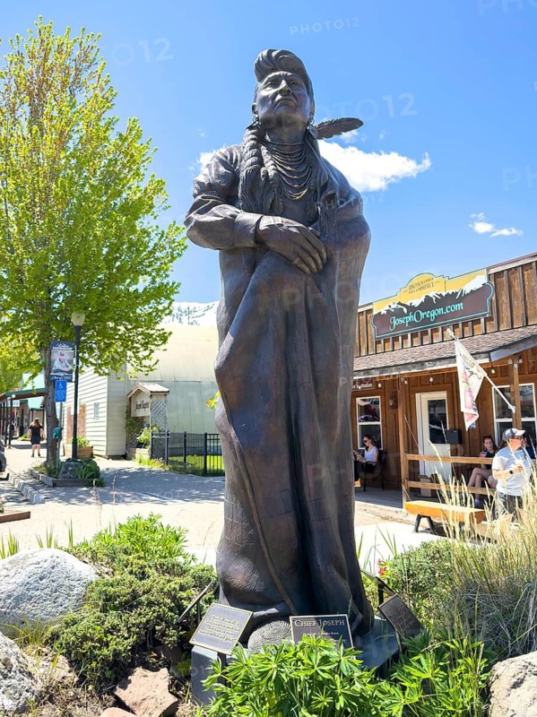 Statue of Chief Joseph or Hinmaton-Yalatkit, chief of the Wal-lam-wat-kain group of the Nez-Percé Indians from the Wallowa River Valley, Joseph, Oregon, USA, North America