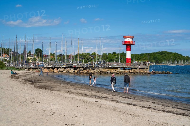Lecuhtturm at the town harbour, sandy beach, Eckernförde, Baltic Sea, Schleswig-Holstein, Germany