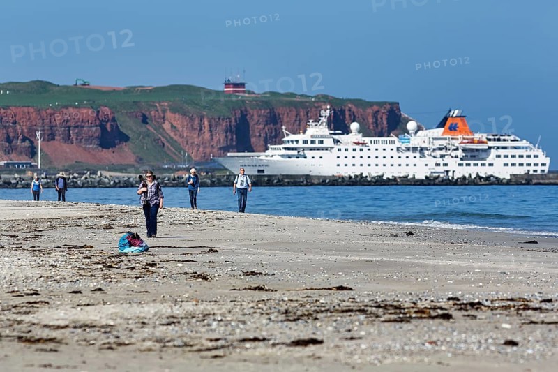 Tourists and photographers on the beach of the Heligoland dune, cruise ship in front of cliffs, mass tourism, Heligoland, North Sea, Schleswig-Holstein, Germany