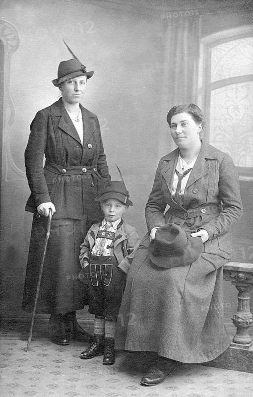 Family Bavaria, 1930s, Three people in traditional traditional costume pose for a portrait in a studio, Historical photo
