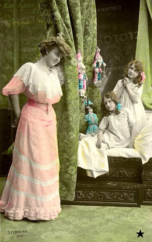 Mother with 2 girls, 1910, Three woman in Victorian dresses posing in front of green curtains, Historical photo