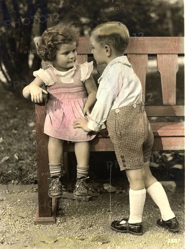 The little lover, 1920s, Two children chatting on a bench in a park, Historical photo