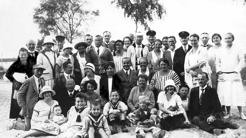 Group on the beach, Baltic Sea, 1930s, Large family on the beach posing for a photo, in summer clothes and in a good mood, Historical photo