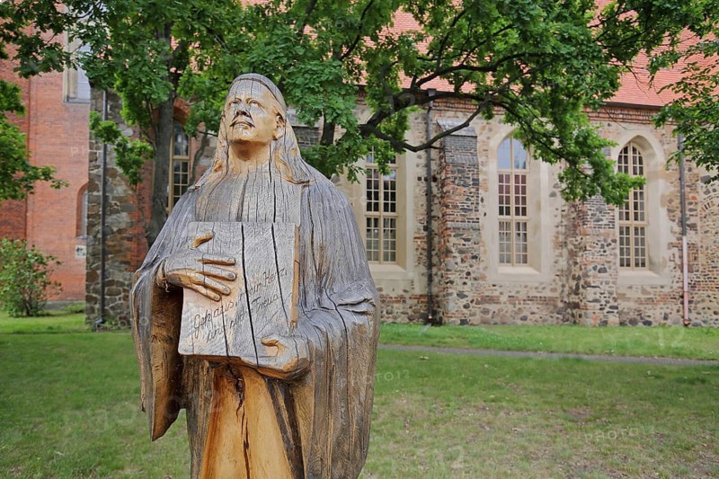 Monument from 1911 to hymn poet Paul Gerhardt and book with songbook and inscription to the hymn : Geh aus mein Herz und suche Freud, hymn, chorale book, hold, hymn text, song, text, inscription, title, joy, seek, wood sculpture, wood carving, church, Gräfenhainichen, Saxony-Anhalt, Germany