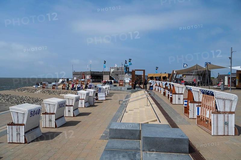 Beach chairs on the promenade, family lagoon, Perlebucht, Büsum, North Sea, Schleswig-Holstein, Germany