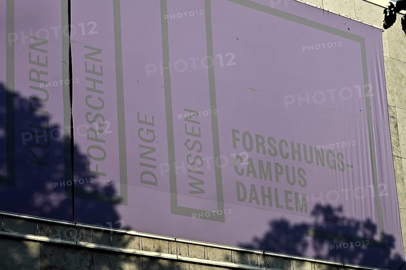 The Dahlem Research Campus is the name given to the scientific and academic institutions and museums surrounding the Freie Universität Berlin, which is located in the south-west of Berlin. These banners stand in front of the state museums in Lansstraße