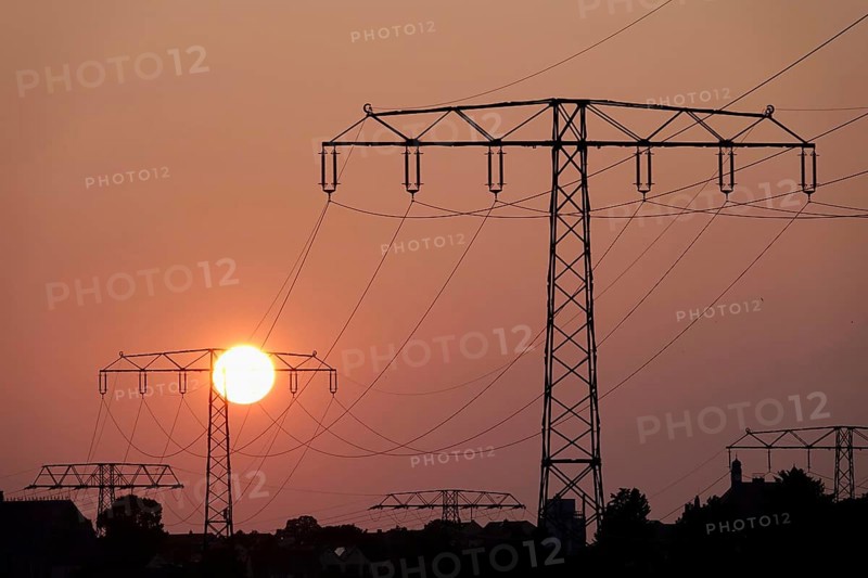 Transmission of energy with high-voltage lines, symbolic image for the energy transition, evening sun, Germany