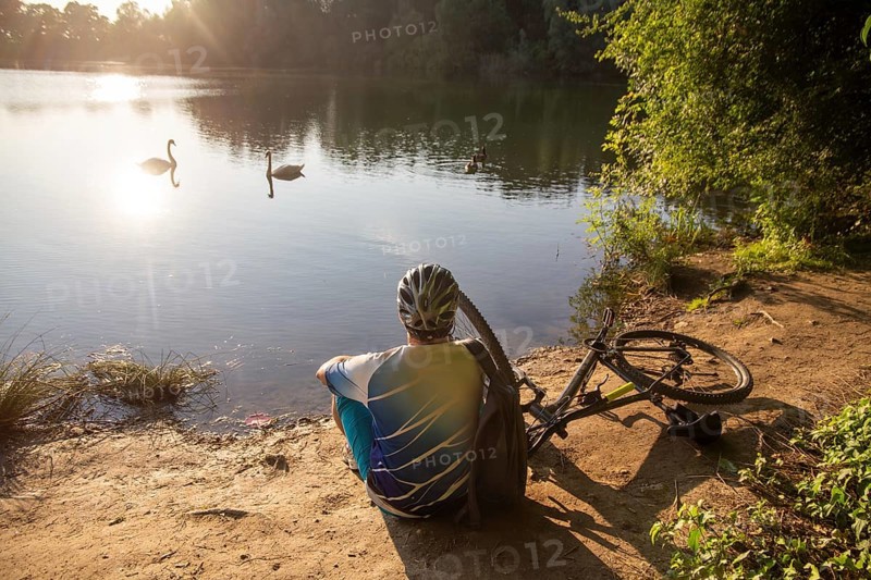 Mountain bikers on an evening tour to the lake