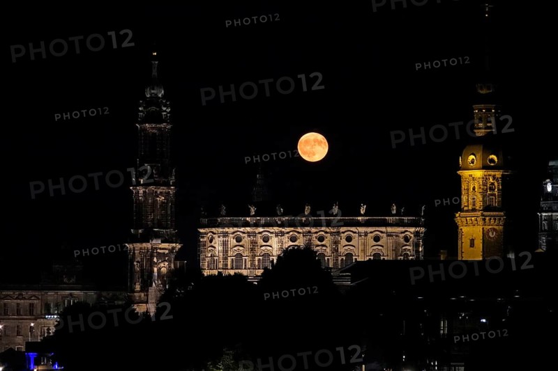 Glowing strawberry moon on 11 June 2025 over the Hofkirche Dresden, Saxony, Germany
