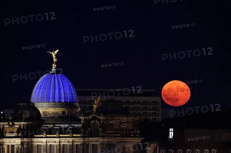 Glowing strawberry moon on 11 June 2025 next to the Dresden University of the Arts, Saxony, Germany