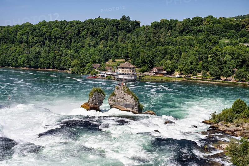Der Rheinfall bei Schaffhausen mit dem Panoramarestaurant Schlössli Wörth, Neuhausen, Kanton Schaffhausen, Schweiz