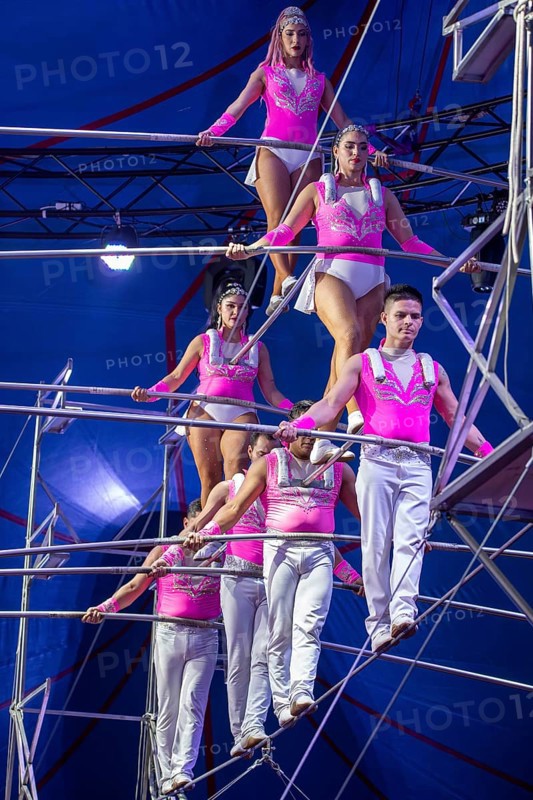 Performance by Circus Barelli in Mannheim***picture: High-wire acrobatics by the Robles troupe