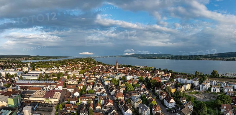 Luftbild, Panorama von der Stadt Radolfzell am Bodensee mit dem Radolfzeller Münster am Abend, Landkreis Konstanz, Baden-Württemberg, Deutschland