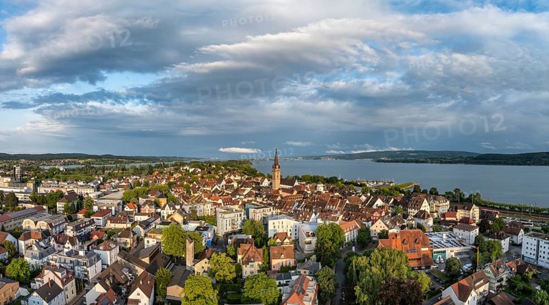 Luftbild, Panorama von der Stadt Radolfzell am Bodensee mit dem Radolfzeller Münster von der Abendsonne angestrahlt, Landkreis Konstanz, Baden-Württemberg, Deutschland