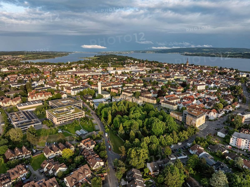 Luftbild von der Stadt Radolfzell am Bodensee am Abend, am Horizont die Halbinsel Mettnau und die Insel Reichenau, Landkreis Konstanz, Baden-Württemberg, Deutschland