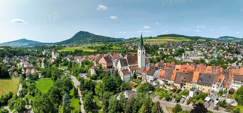 Luftbild, Panorama von der Stadt Engen im Hegau mit der historischen Altstadt, am Horizont die Hegauberge Hohenhewen, ganz links der Hohenstoffeln, Landkreis Konstanz, Baden-Württemberg, Deutschland