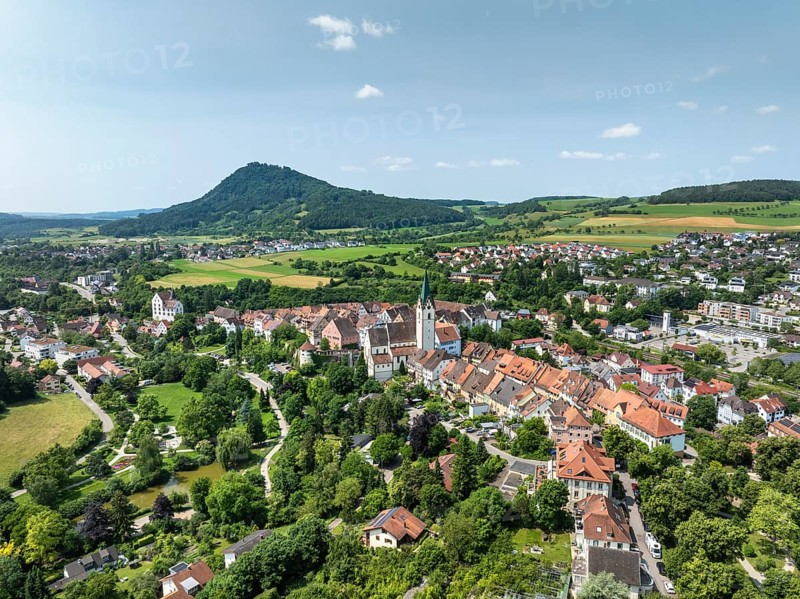 Luftbild von der Stadt Engen im Hegau am Horizont der Hegauvulkan Hohenhewen, Landkreis Konstanz, Baden-Württemberg, Deutschland