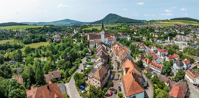 Luftbild, Panorama von der Stadt Engen im Hegau mit der historischen Altstadt, am Horizont die Hegauberge Hohenhewen, links der Hohenstoffeln, Landkreis Konstanz, Baden-Württemberg, Deutschland