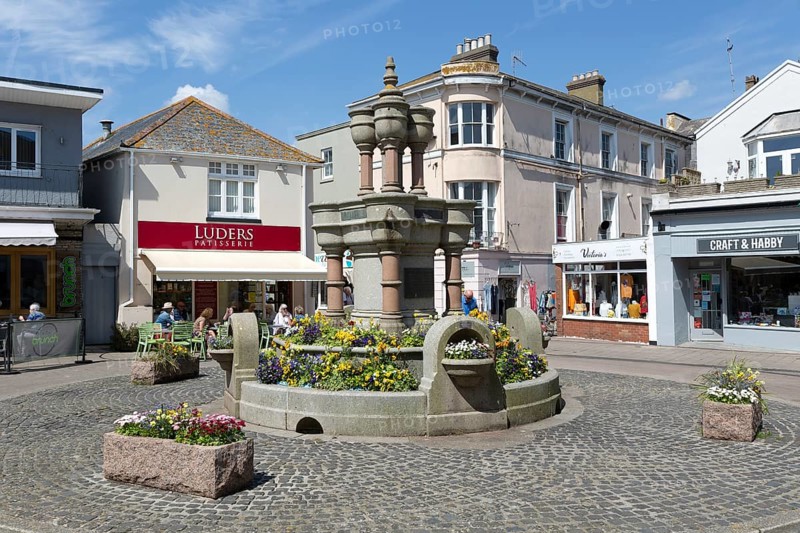 Luders patisserie at The Triangle in town centre of Teignmouth, south Devon, England, UK