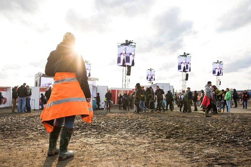 A festival visitor stands in front of a muddy area in the evening sun at the Rock am Ring Festival on Sunday, Nürburgring race track race track, 08.06.2025