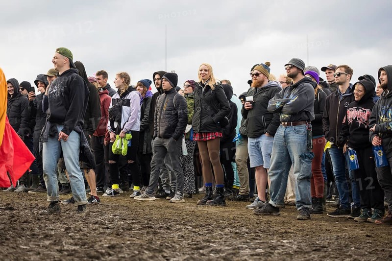 Festival-goers stand in the mud in front of the Atmos Stage at the Rock am Ring Festival on Sunday, Nürburgring race track race track, 08/06/2025