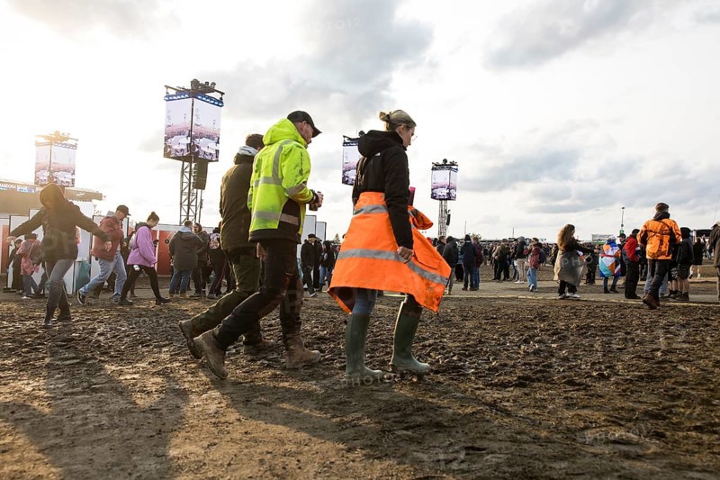 Festival visitors walk through mud in the evening sun at the Rock am Ring Festival on Sunday, Nürburgring race track race track, 08.06.2025
