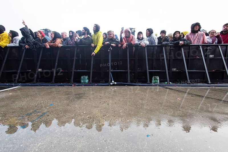 Festival visitors at the barrier are reflected after heavy rain at the Rock am Ring Festival on Friday, Nürburgring race track race track, 07.06.2025