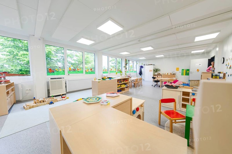 Large, open kindergarten room with windows and child-friendly furniture, transitional containerised daycare centre, Gechingen daycare centre, Calw district, Germany