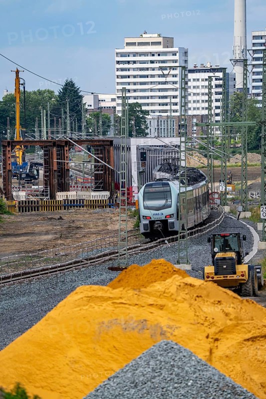 Reconstruction, extension of the Emmerich-Oberhausen railway line, three tracks, including 47 new or adapted bridges, here the new construction of railway bridges over the Lippe near Wesel, currently only 1 track in operation, VIAS regional express, the old bridges are being replaced by new ones, extension of the Dutch Betuwe line from the port of Rotterdam, part of the European freight corridor Rotterdam-Genoa, 1300 KM long, Wesel, North Rhine-Westphalia, Germany